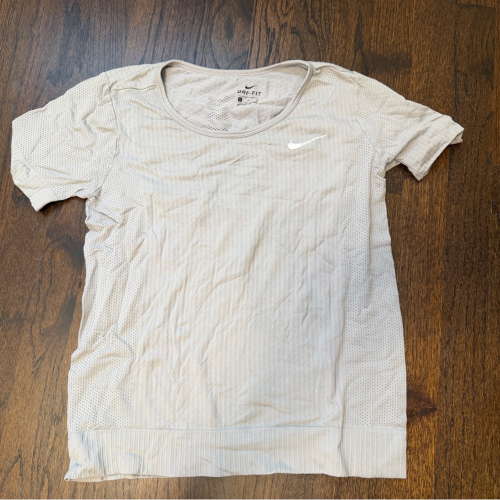 Nike women’s dri fit gray Short Sleeve Tee
